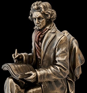 Sideprofil af Beethoven bronze figur, hvor han skriver i et nodeark. Detalje af kappe og tøj